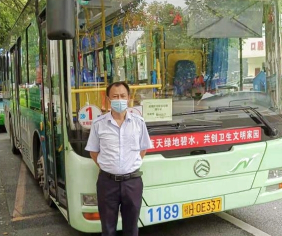 1路線(xiàn)駕駛員王軍華.jpg