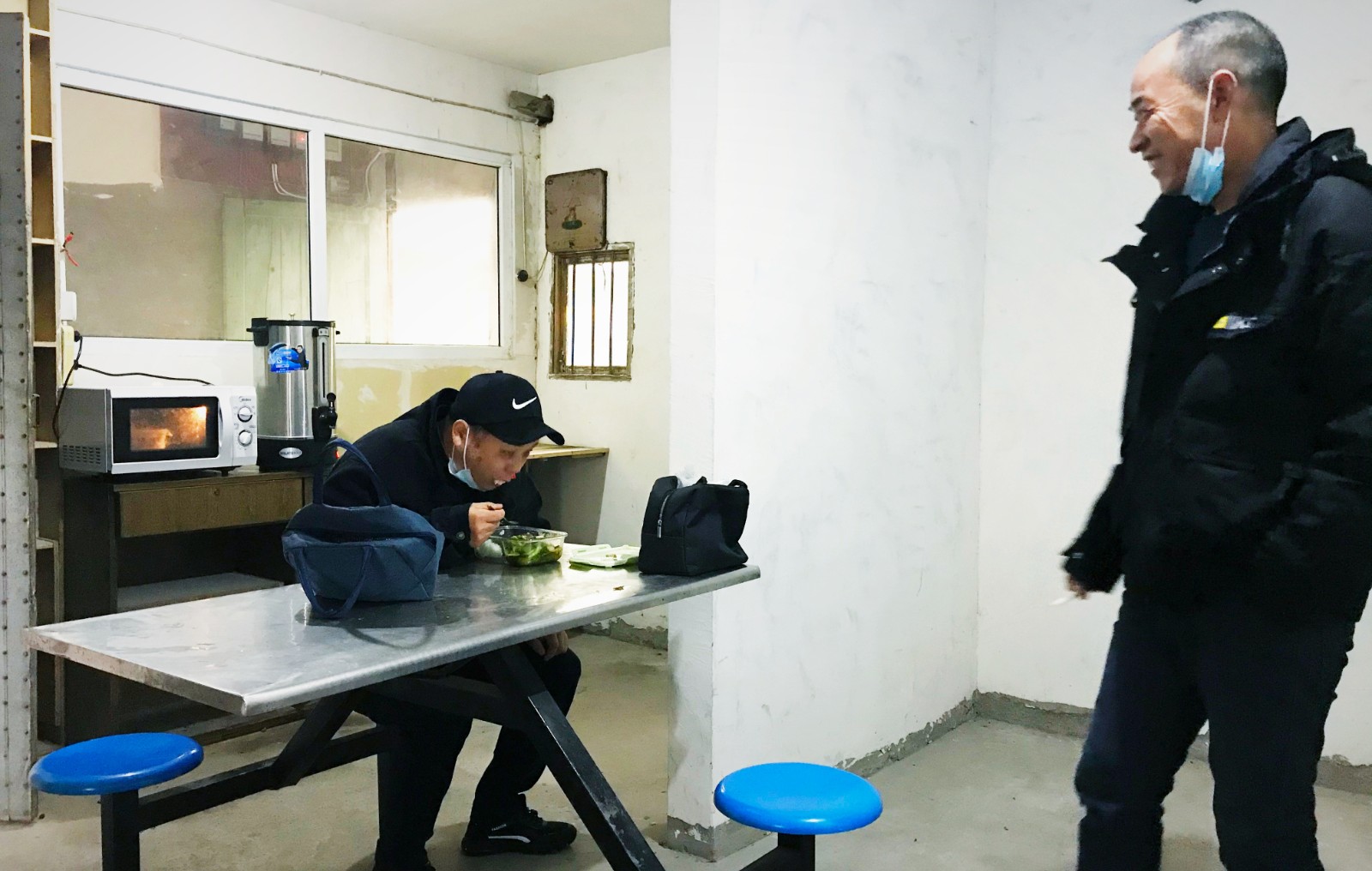 10月份，公司新租建駕駛員休息室之一，駕駛員在休息室內(nèi)愉悅休息與交談.jpg